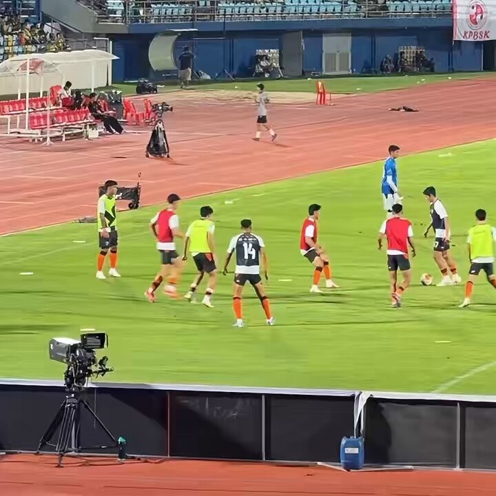 Thailandia, il video di Andros Townsend travolto da un rullo in campo... poi gioca nella vittoria del PT Prachuap