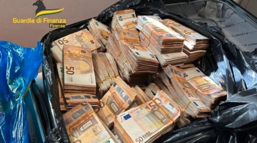 Sequestrati oltre un milione di euro in contanti da passeggera in partenza da Villa Costanza: l