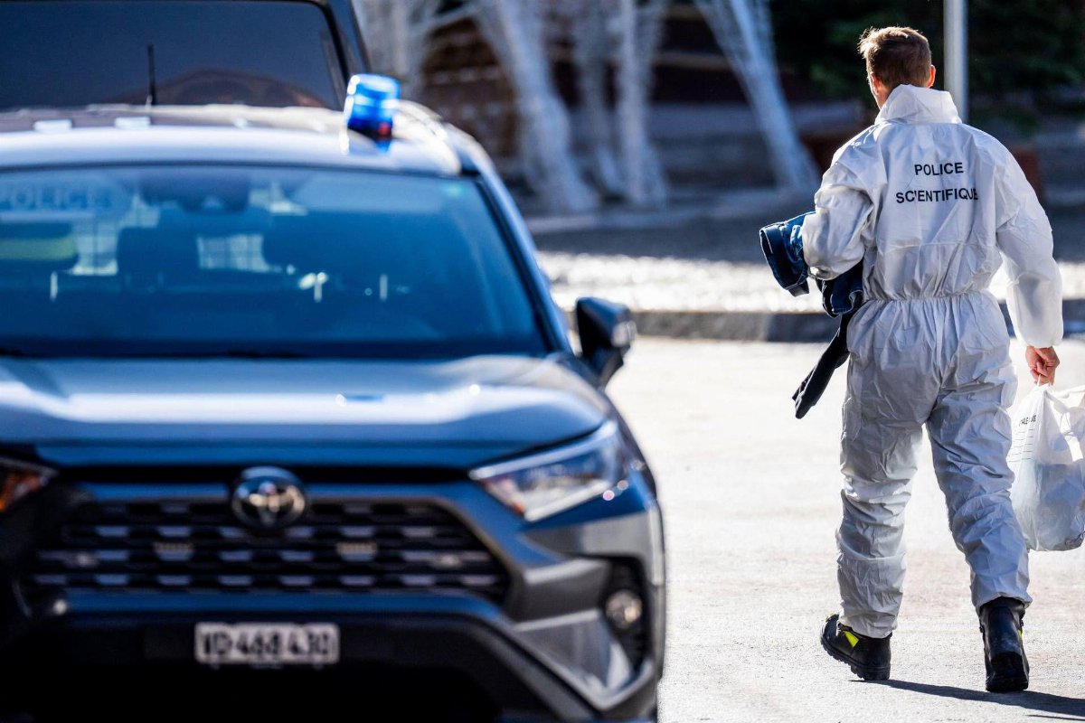 Crans-Montana, spettacolo con bengala e cameriere sulle spalle: le accuse a Jessica Moretti