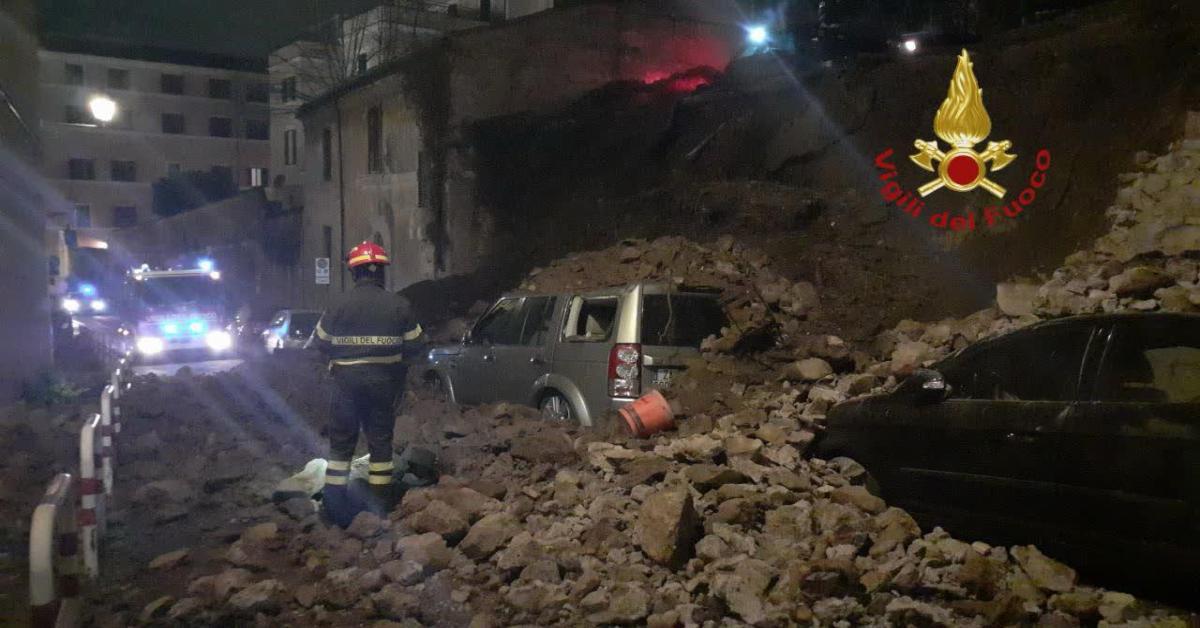 Crolla muro di tufo a Trastevere: auto sotto le macerie, nessun ferito