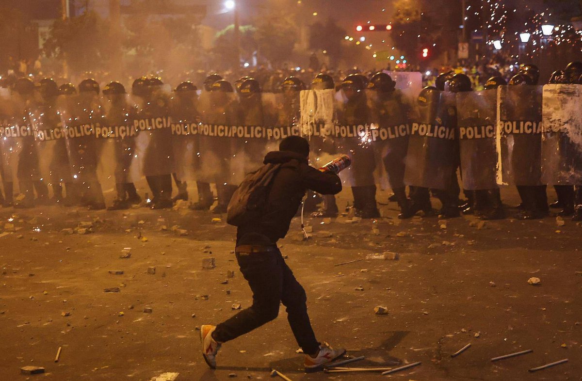 Caos a Lima: un morto e oltre 100 feriti negli scontri dopo le proteste contro il nuovo governo in Perù