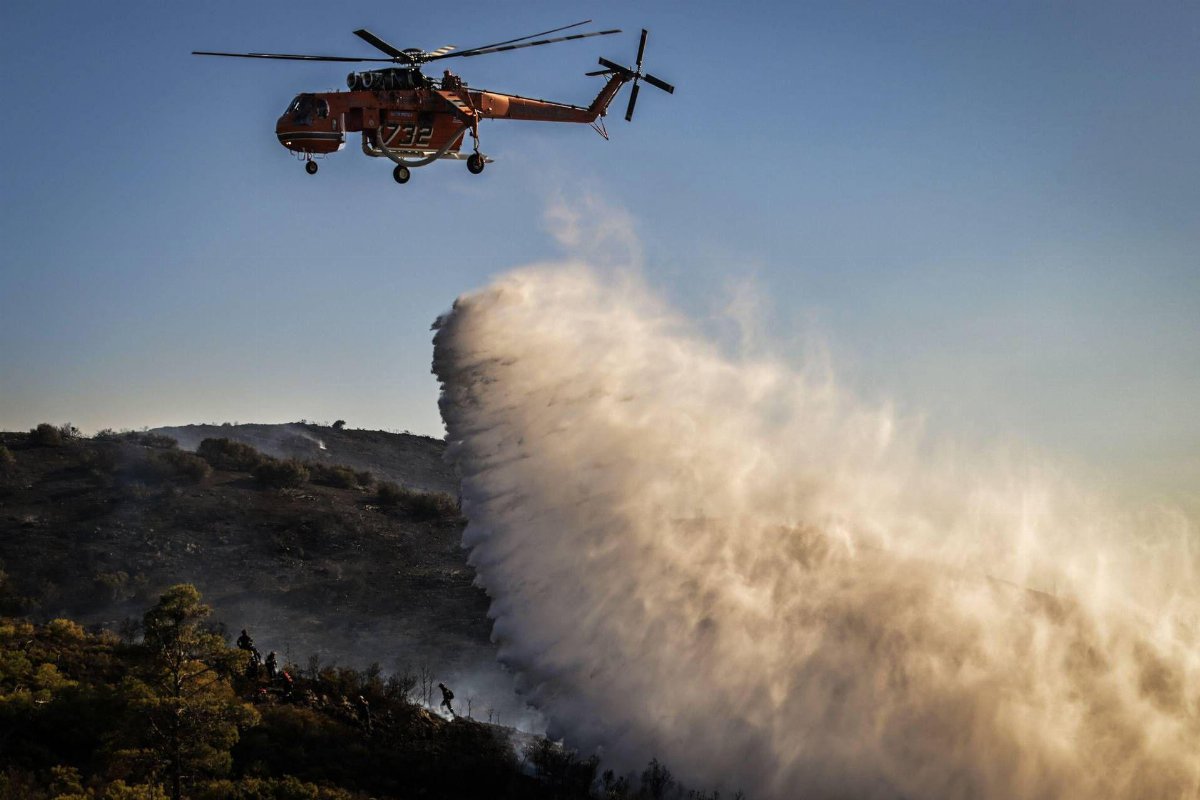 Incendio a Creta, Grecia: fiamme fuori controllo vicino agli hotel, 1.500 evacuati