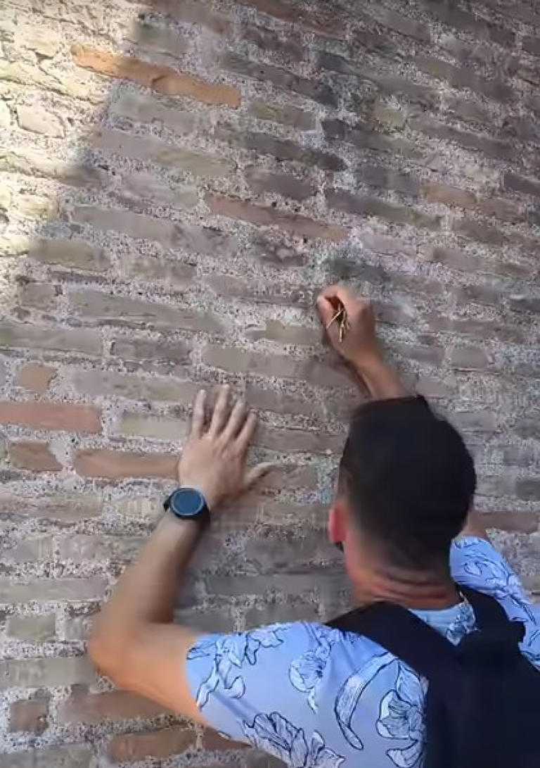 Colosseo imbrattato: rischio multa fino a 15.000 euro e 5 anni di carcere per il giovane turista non identificat