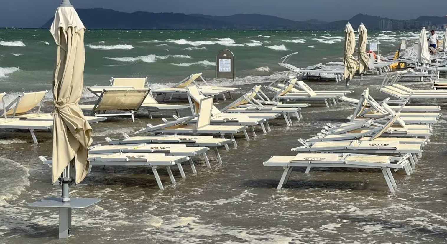 Onda anomala crea panico tra bagnanti sulla costa di Pesaro, Ancona, Civitanova e Rimini: tromba d