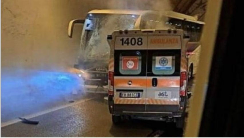 Urbino: Incidente Mortale tra Pullman di Ragazzi e Ambulanza in Galleria