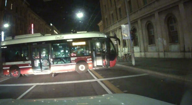 Terrore a Bologna : bus senza conducente e con passeggeri a bordo in pieno centro