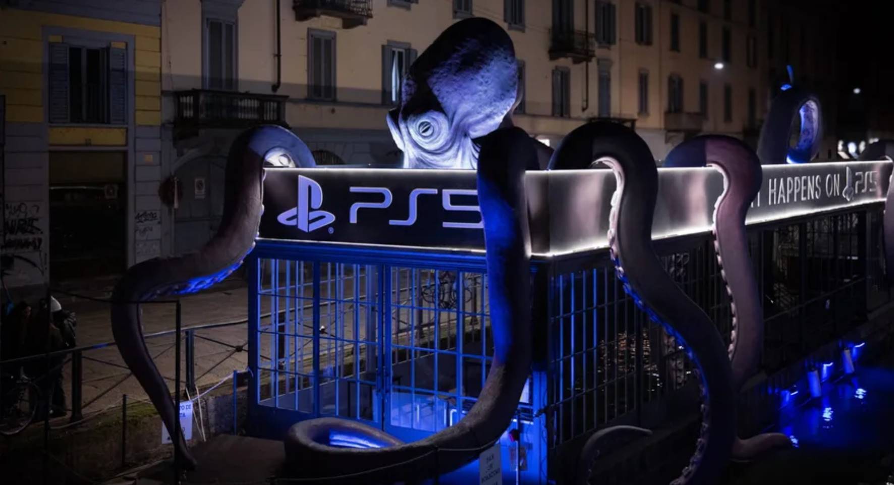 La campagna “It Happens on PS5 ai Navigli di Milano