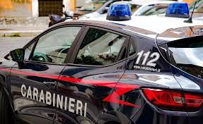  Milano, uomo di 69 anni ucciso in casa: indagano gli investigatori della squadra mobile