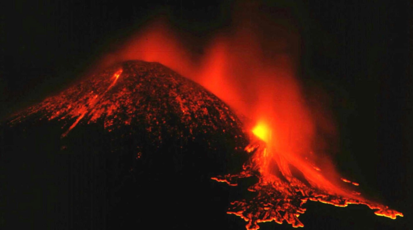 Etna in Attività: Colata di Lava al Versante Sud e Aeroporto di Catania Chiuso