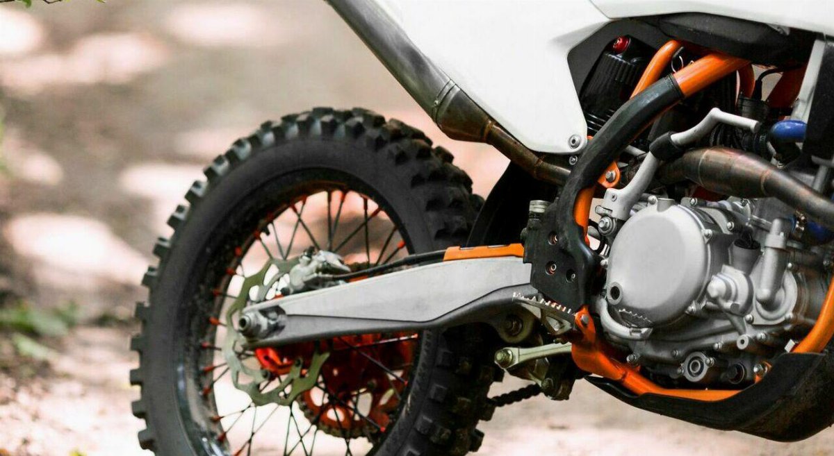 Bambino di 11 anni cade da quattro metri con una mini cross nel parcheggio: condizioni gravi