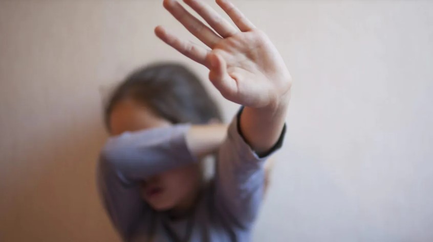 Condanna a 10 anni per abuso su minorenne incinta: vicenda scioccante nella provincia di Varese