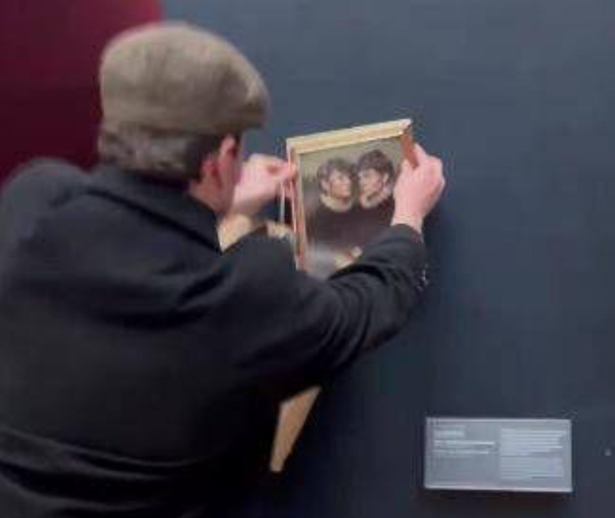 Tiktoker appendono il loro ritratto accanto alla Gioconda al Louvre: scoppia il caso sicurezza Tiktoker appendono il loro ritratto accanto alla Gioconda al Louvre: scoppia il caso sicurezza