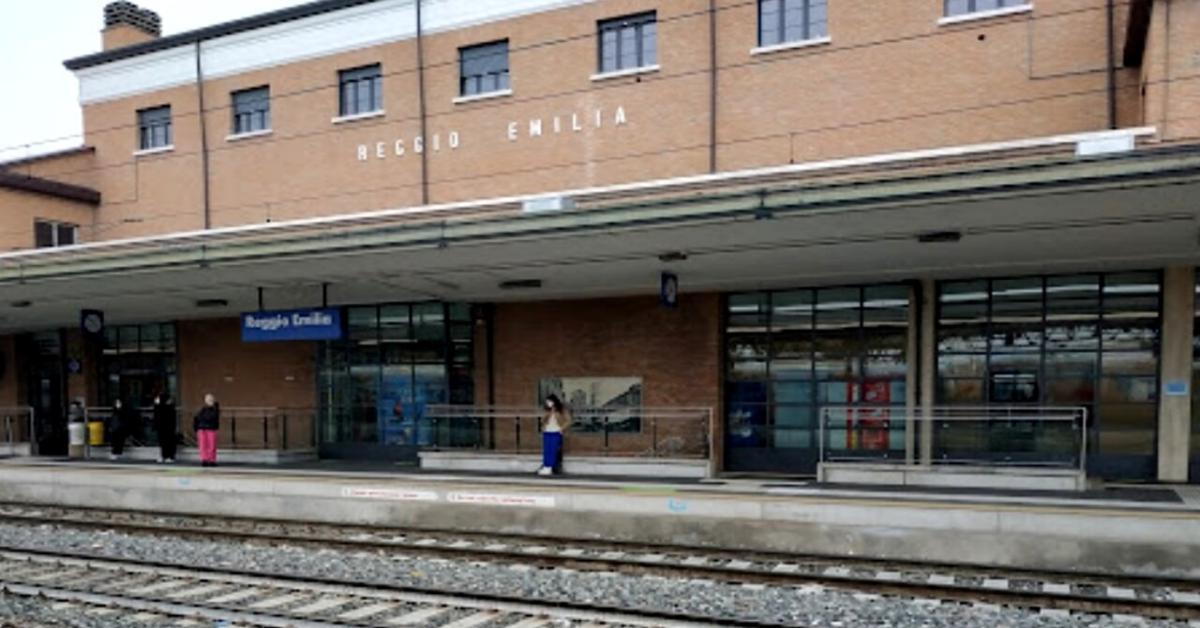 Aggressione alla stazione di Reggio Emilia: Denunciate 10 persone per pestaggio