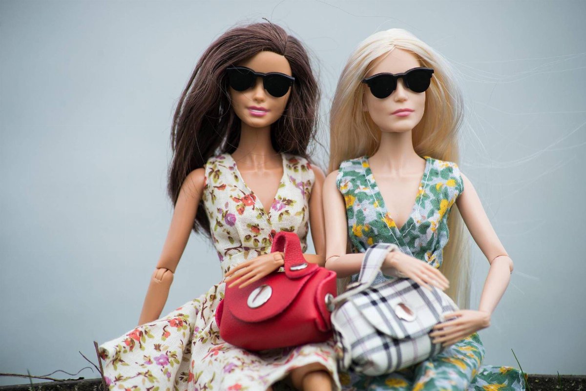 Dazi USA colpiscono le Barbie: Mattel alza i prezzi e taglia le previsioni