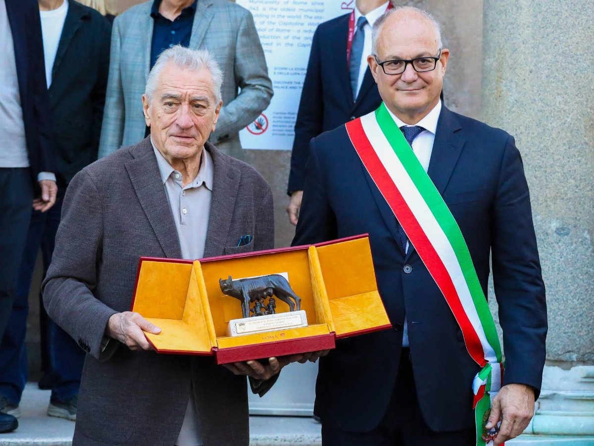 Robert De Niro riceve la Lupa Capitolina: omaggio a una carriera leggendaria e al legame con Roma Robert De Niro riceve la Lupa Capitolina: omaggio a una carriera leggendaria e al legame con Roma