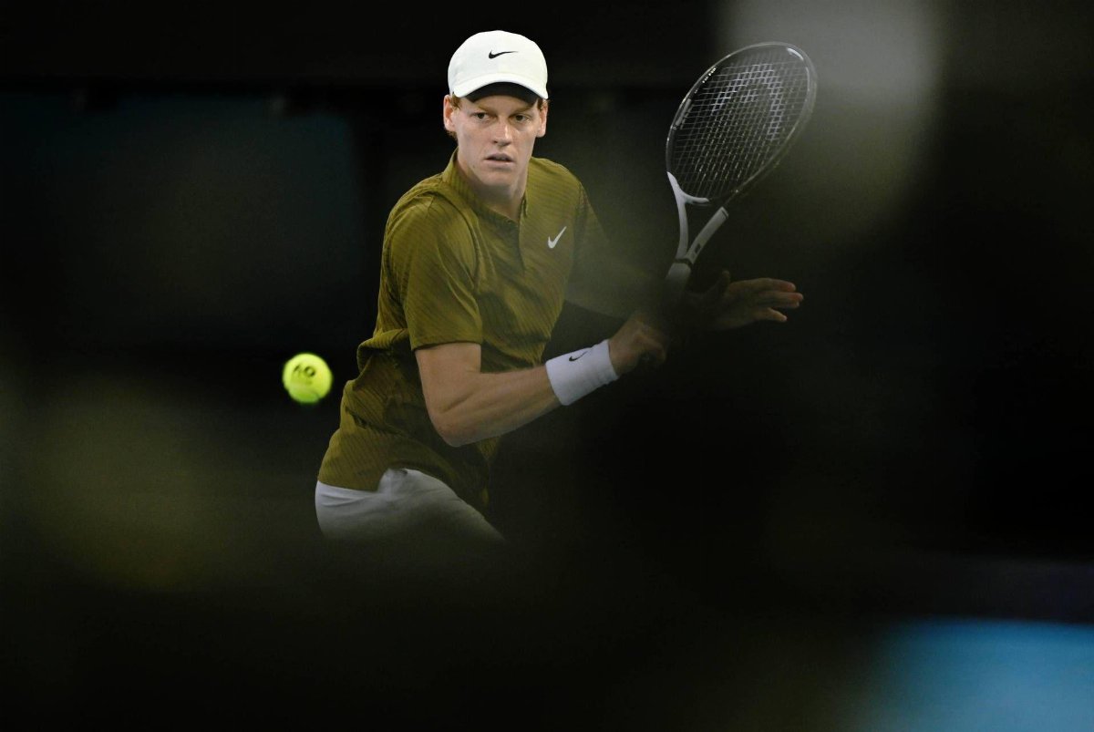 Djokovic batte Sinner in cinque set e vola in finale agli Australian Open contro Alcaraz Djokovic batte Sinner in cinque set e vola in finale agli Australian Open contro Alcaraz