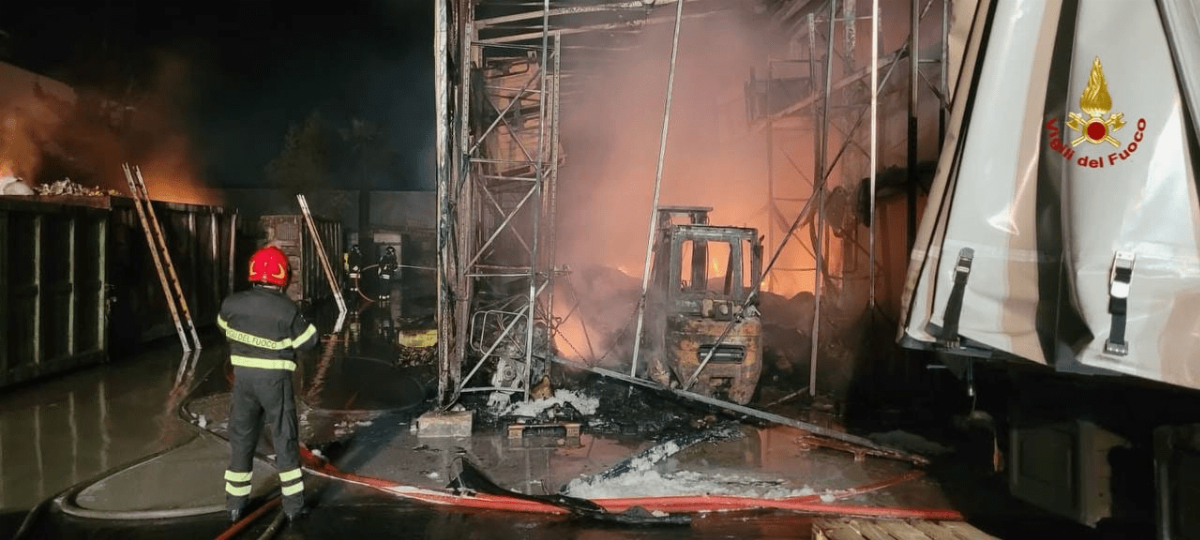Incendio in impianto di rifiuti speciali a Carini: intervento massiccio dei Vigili del Fuoco