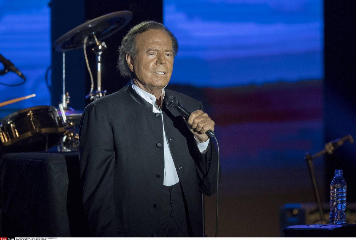 Accuse di violenza sessuale contro Julio Iglesias da due ex dipendenti