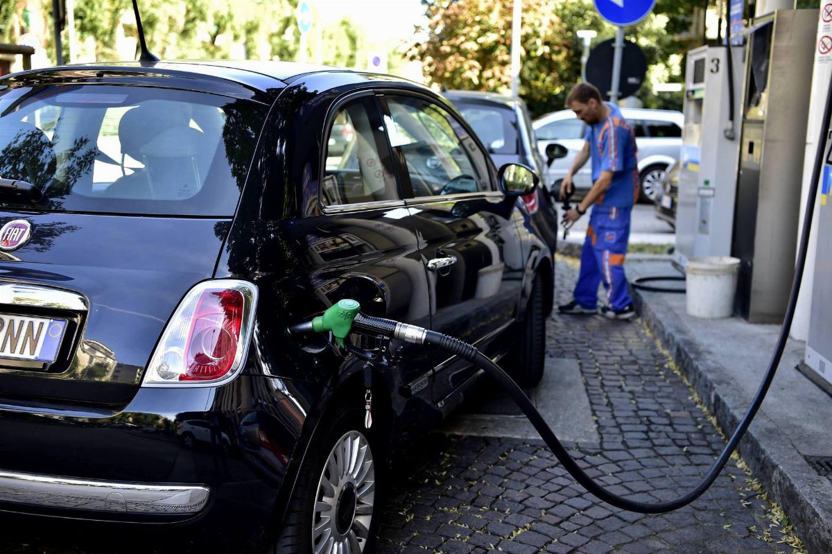 Benzina ai livelli più bassi dal 2022, gasolio sopra dopo la stretta sulle accise Benzina ai livelli più bassi dal 2022, gasolio sopra dopo la stretta sulle accise