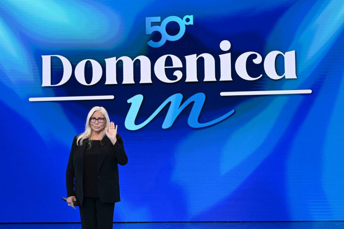 Ospiti e sorprese a Domenica In: Amanda Lear, Max Biaggi e i protagonisti della puntata di oggi Ospiti e sorprese a Domenica In: Amanda Lear, Max Biaggi e i protagonisti della puntata di oggi