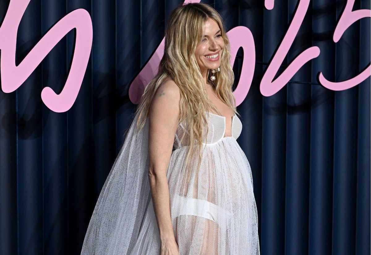 Sienna Miller annuncia la terza gravidanza sul red carpet dei Fashion Awards 2025