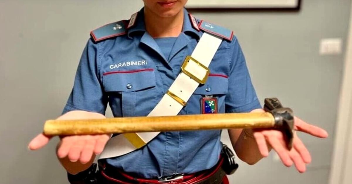 Aggredisce la moglie a martellate e le stacca l