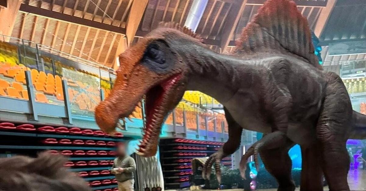 Panico alla fiera dei dinosauri a Livorno: robot spinosauro fuori controllo