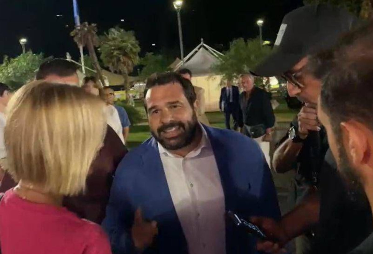 Scontro tra il giornalista di Report e la scorta del ministro Giuli alla festa Fenix