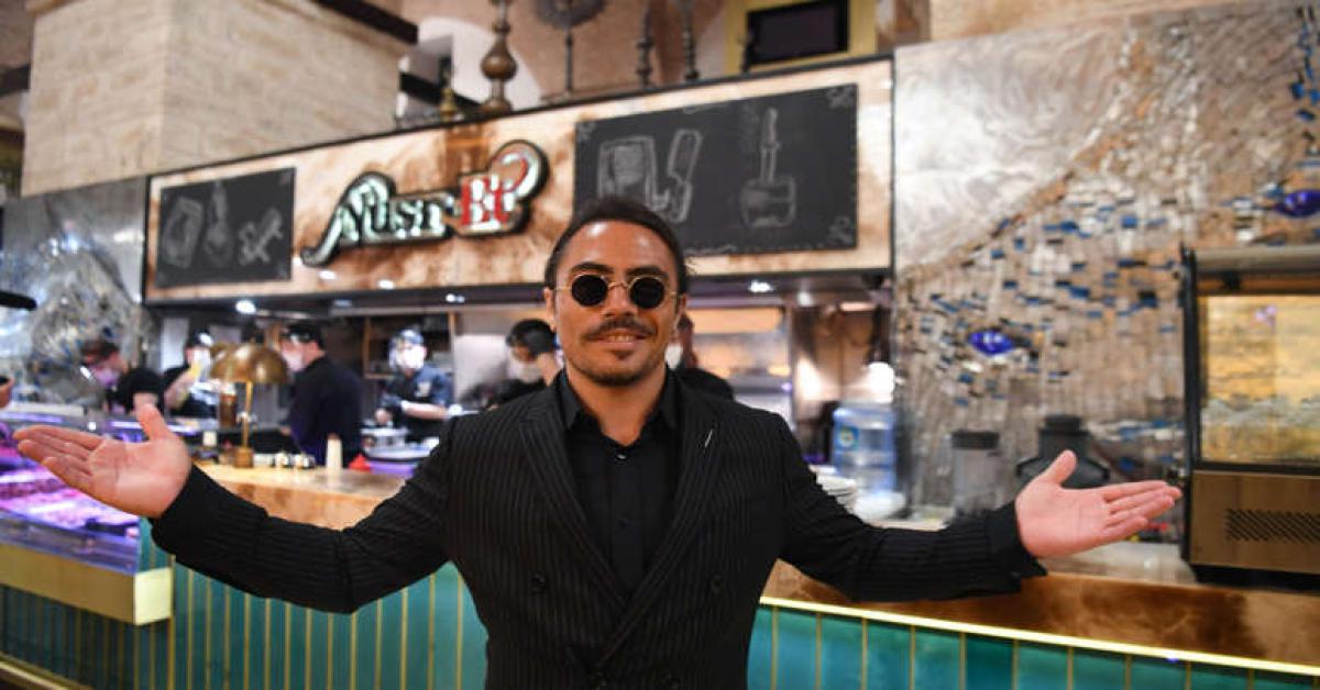 Una cena da capogiro da Salt Bae: il conto da 37.000 sterline al Nusr-Et di Londra