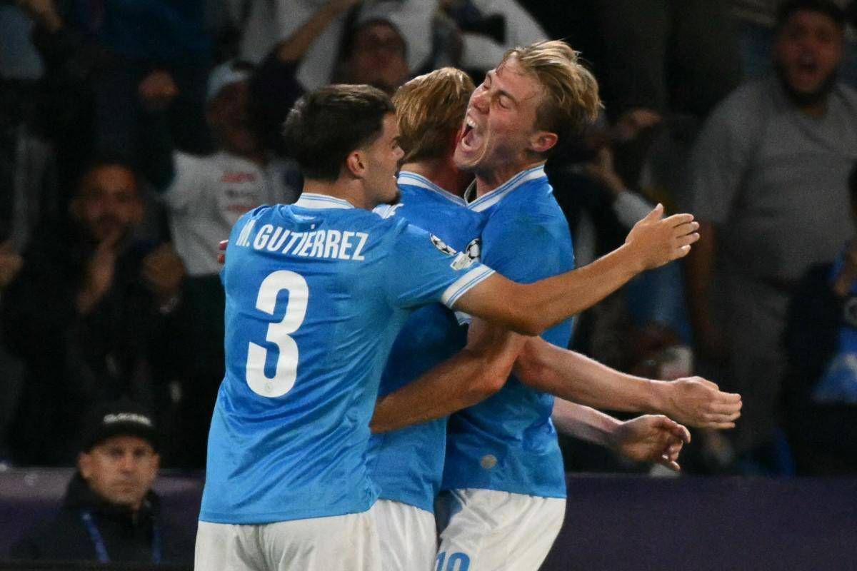 Champions League, il Napoli piega lo Sporting Lisbona 2-1: doppietta di Hojlund e primi tre punti