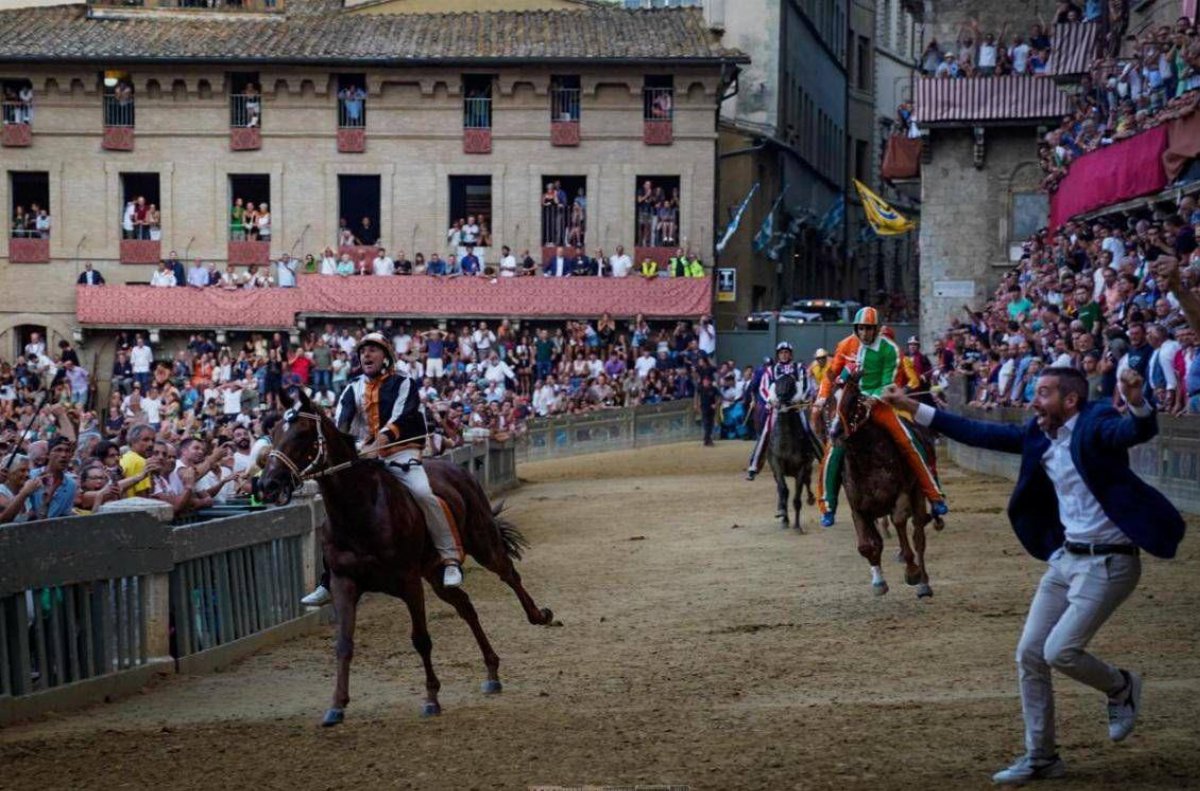 Palio di Siena oggi 2 luglio 2025: le 10 contrade in gara, fantini protagonisti e dove seguirlo in diretta