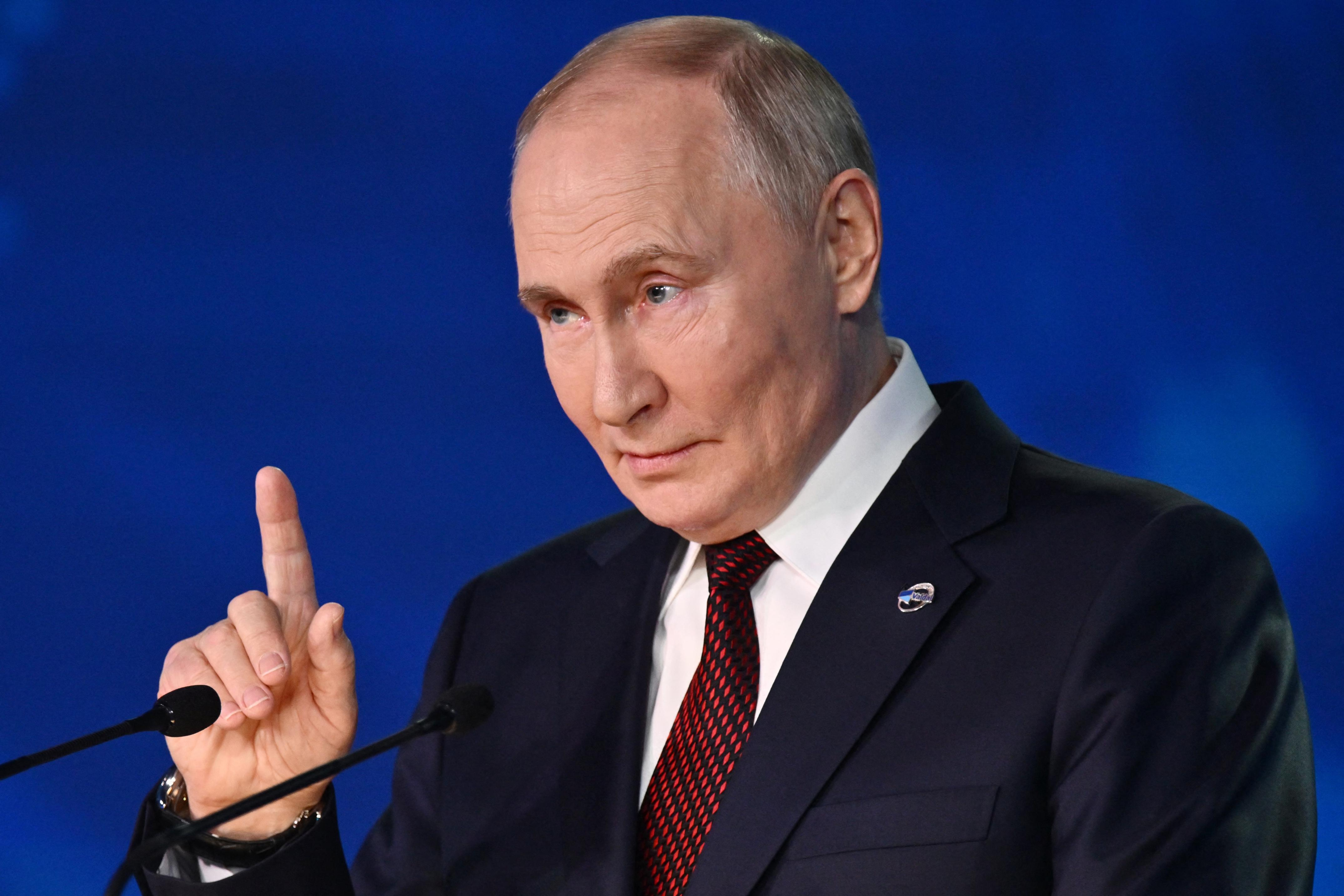 Putin si scusa con Merkel: Non volevo spaventarla con il cane