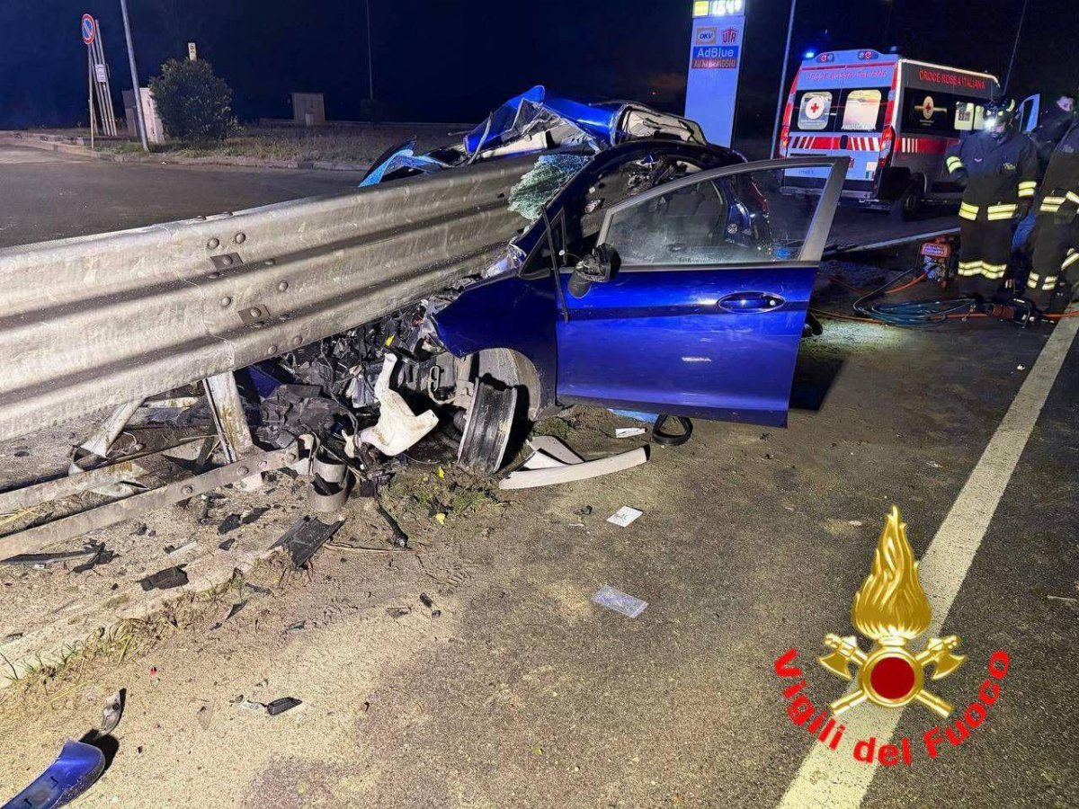 Incidente sulla Statale 235: auto tranciata dal guardrail, giovane estratto vivo