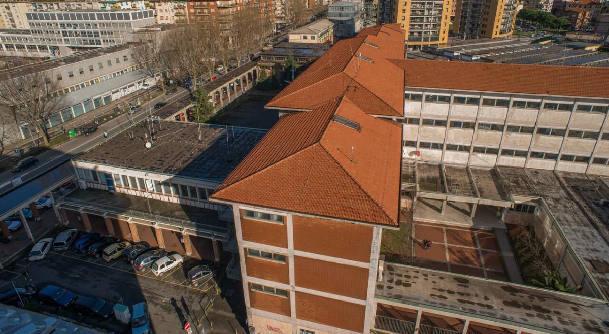 Lancia una sedia dalla finestra della scuola e colpisce una 18enne a La Spezia