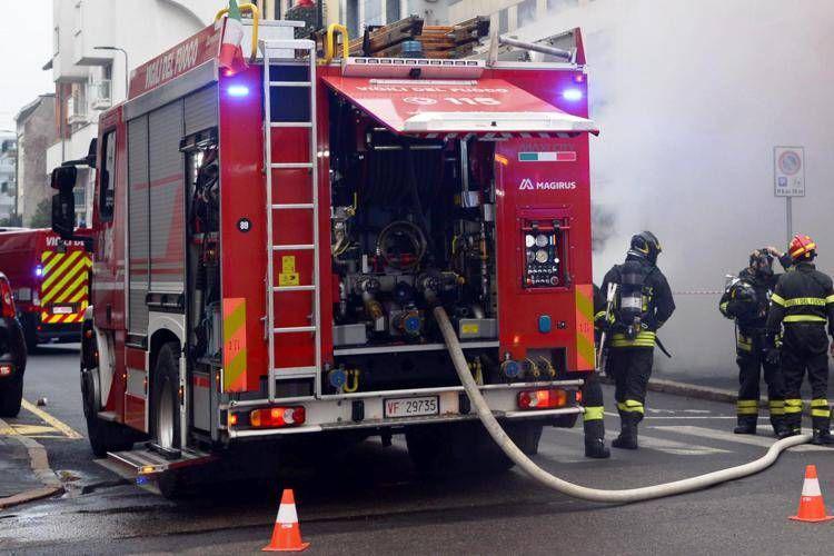 Incendio in un palazzo a Milano: 16 persone ricoverate