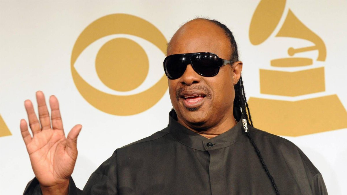 Stevie Wonder compie 75 anni: la leggenda del soul che ha cambiato la musica e il mondo
