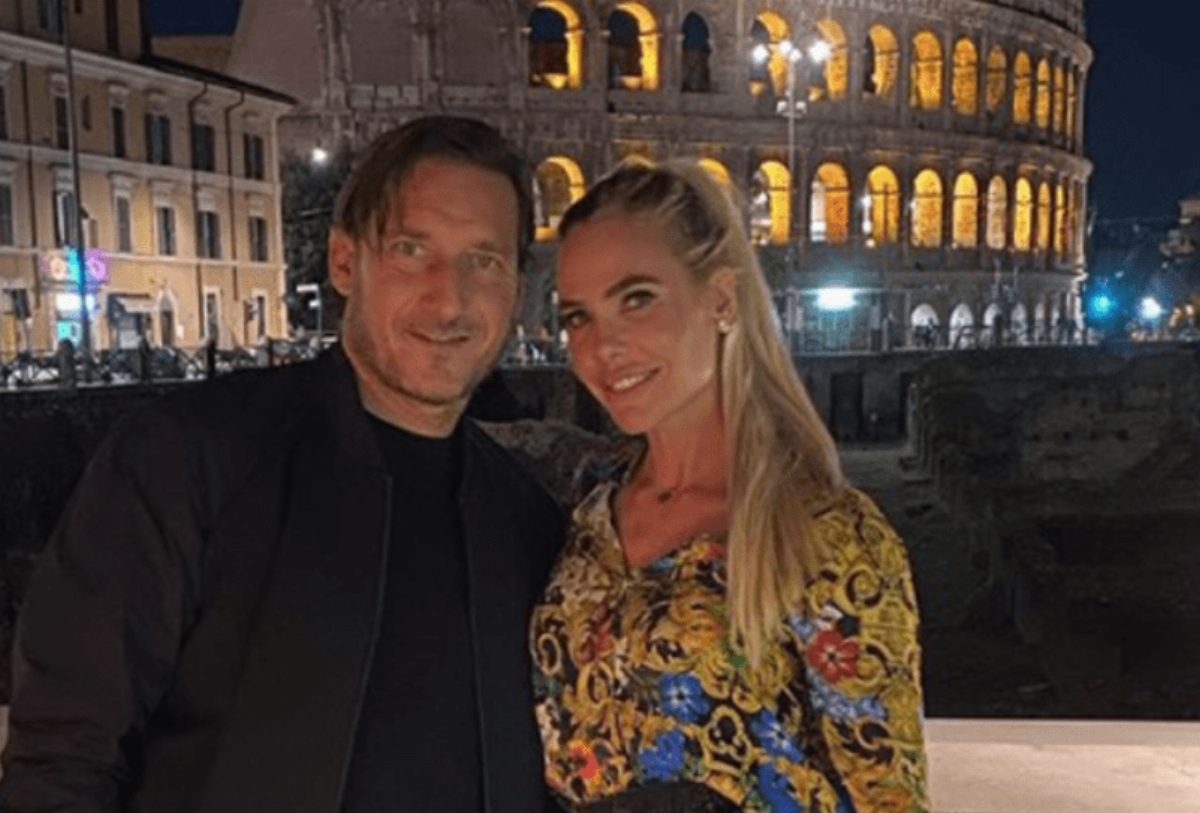Totti svela la verità sulla maglia 6 unica: non era per Ilary Blasi ma per la Curva Sud Totti svela la verità sulla maglia 6 unica: non era per Ilary Blasi ma per la Curva Sud