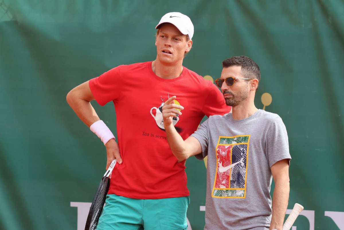 Sinner tifoso ironico di Vagnozzi: Se non deve servire, può vincere