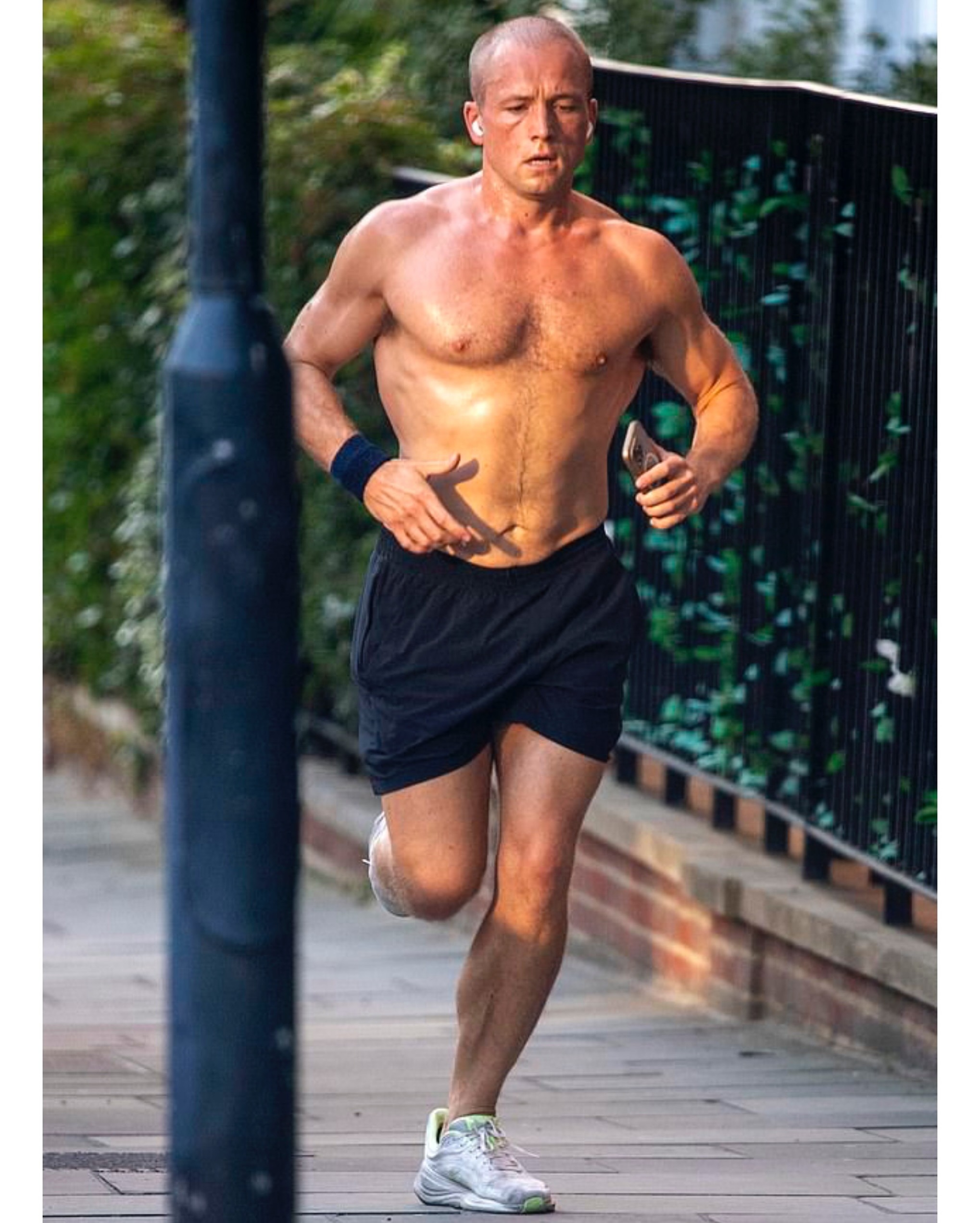 Taron Egerton corre a torso nudo a Londra, nuove foto dopo le voci su Brooks Nader