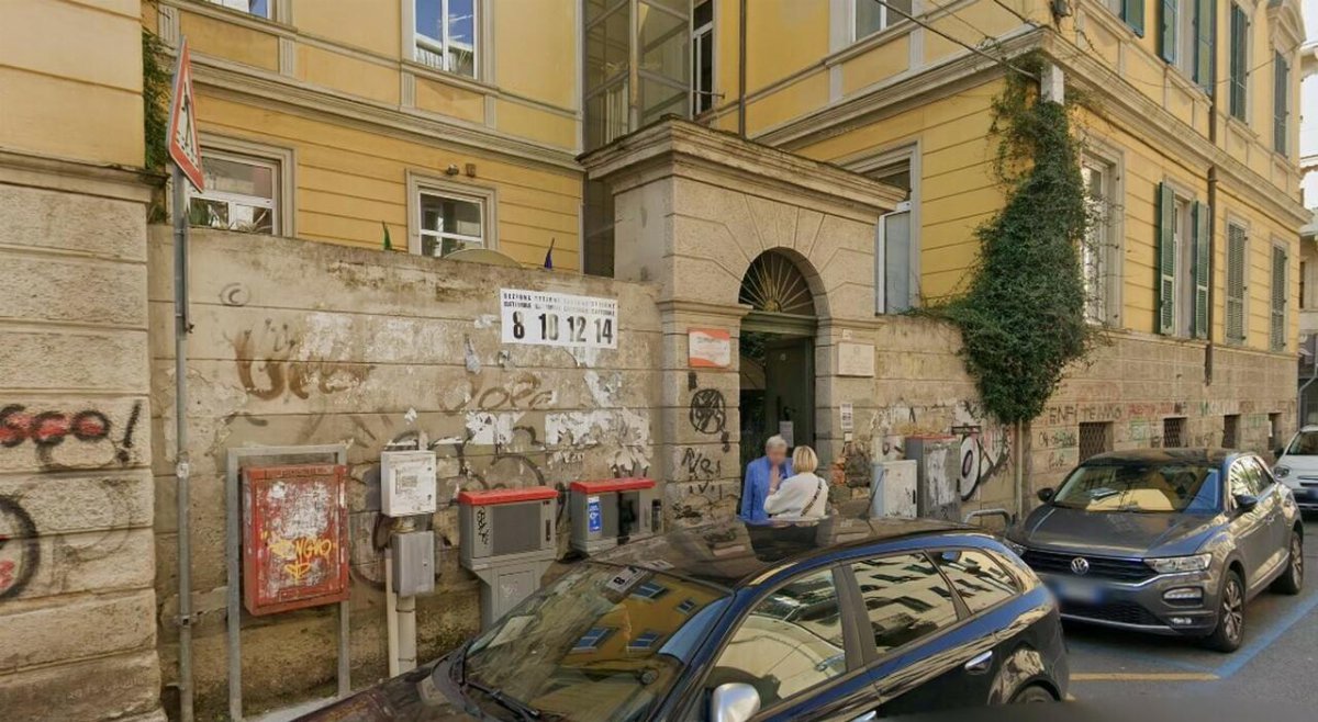 Studente di 18 Anni Accoltellato a Scuola a La Spezia, È in Condizioni Critiche