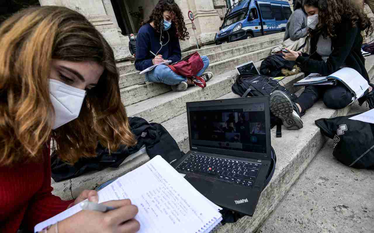 Scuola, a rischio abbandono 34.000 ragazzi : Si riapre il 7 gennaio