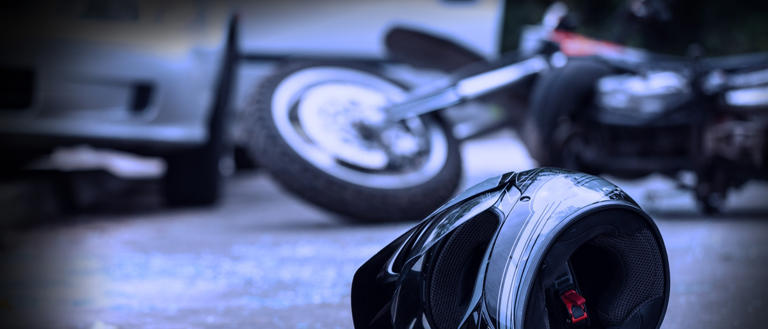 Incidente Ferrara: motociclista finisce contro le auto in sosta e muore