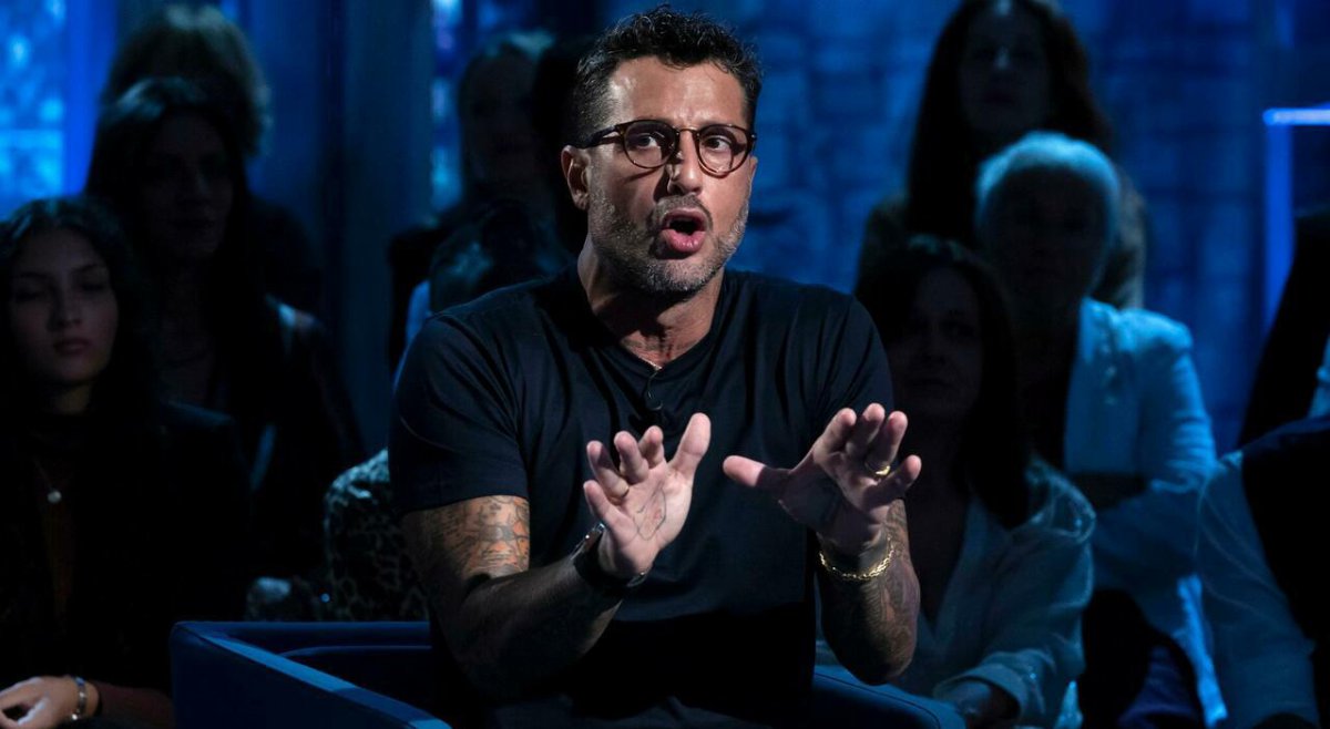 Fabrizio Corona contro Mediaset: denuncia, social nel mirino e scontro aperto in Procura