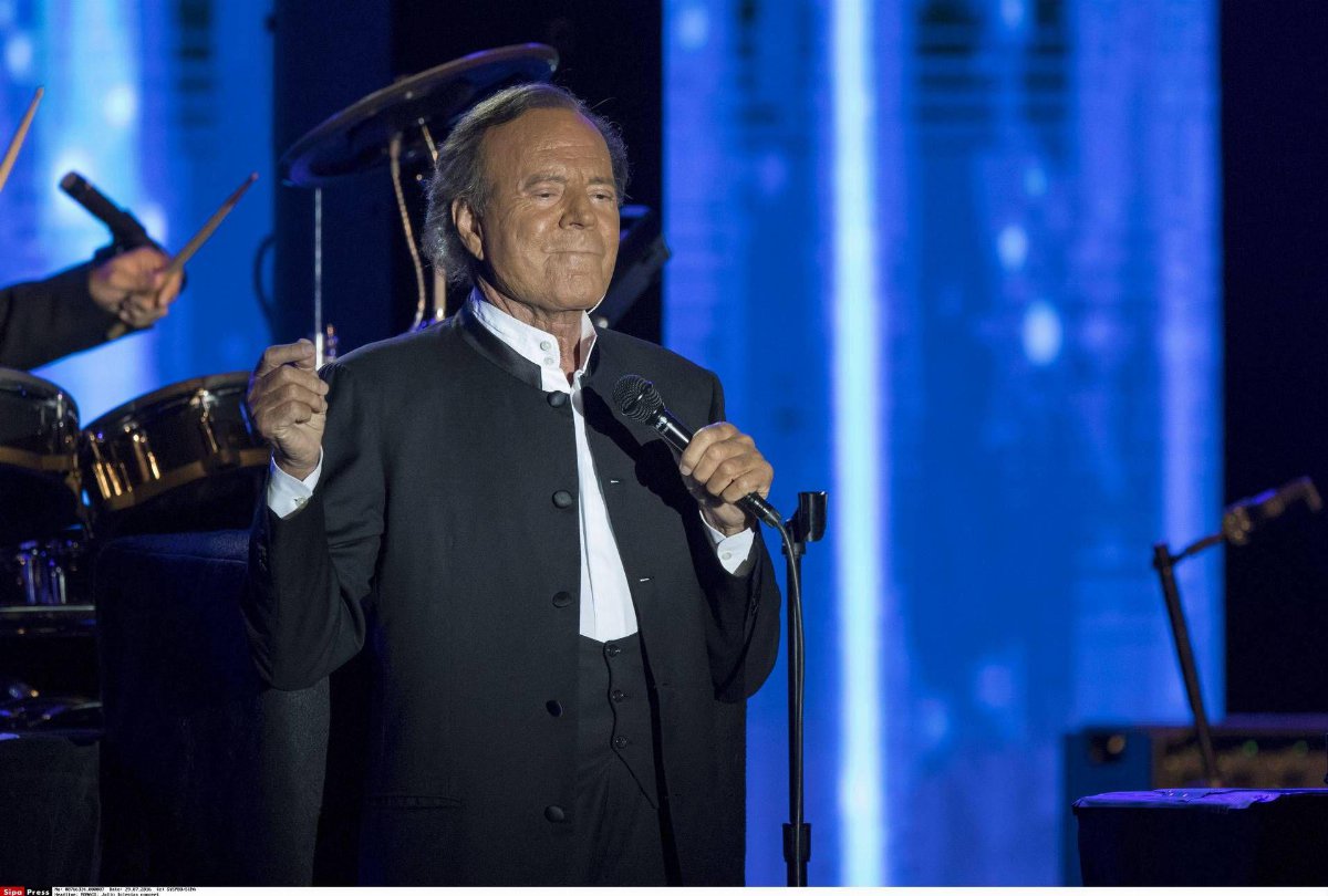 Julio Iglesias, accuse di abusi sessuali e tratta: il cantante nega ogni accusa