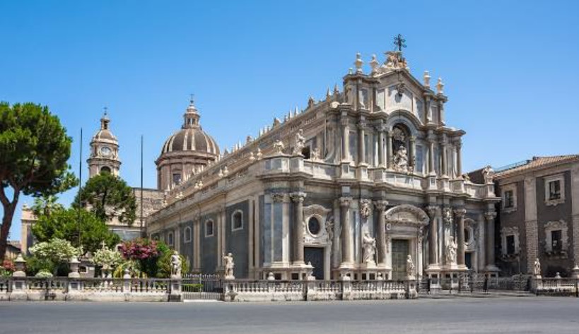 Catania: Emergenza Continua tra Incendio, Caldo e Terremoto