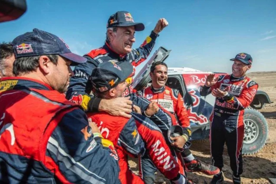 A 57 anni Carlos Sainz torna il re della Dakar