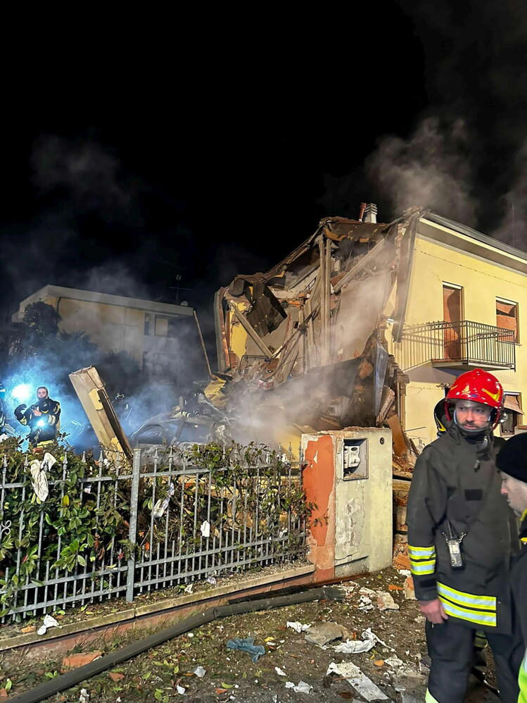 Rovereto sul Secchia : Donna soccorsa tra le macerie del crollo di una palazzina