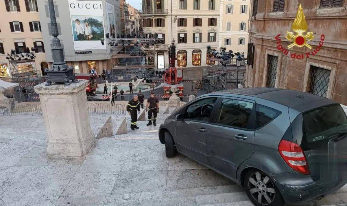 Roma, auto sulla scalinata di Trinità dei Monti: illeso un uomo di 81 anni