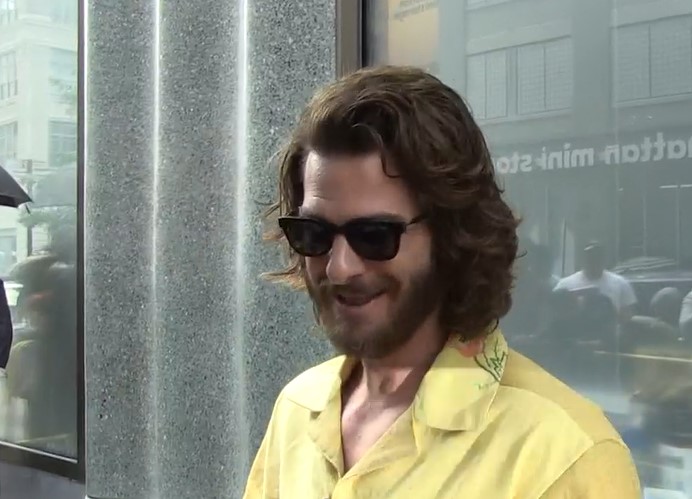 Andrew Garfield cambia look, capelli lunghi e risposta ironica alle domande a New York