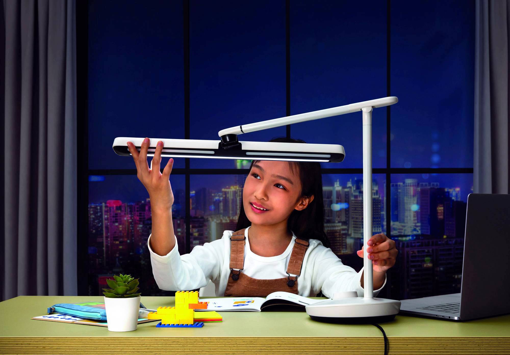 back school Back to school: arrivano le lampade da tavolo Philips